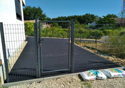 Aménagement extérieur d'une villa, bordures, clôtures et enrobés à chaud